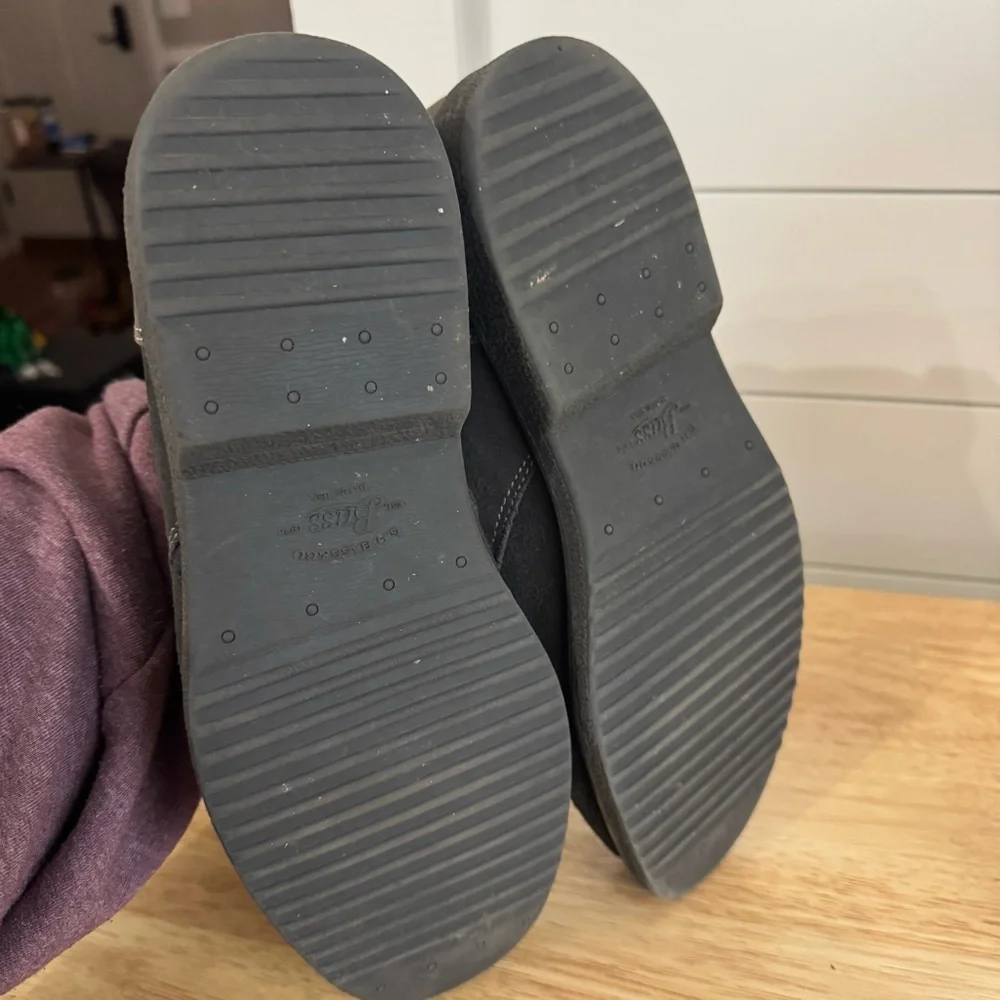 Men’s chukka boots. Size 9